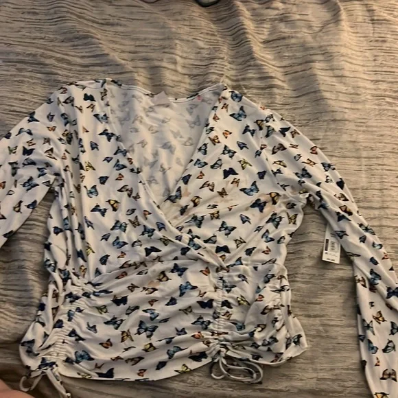 No boundaries love sleeve tee with butterfly’s - Picture 3 of 6